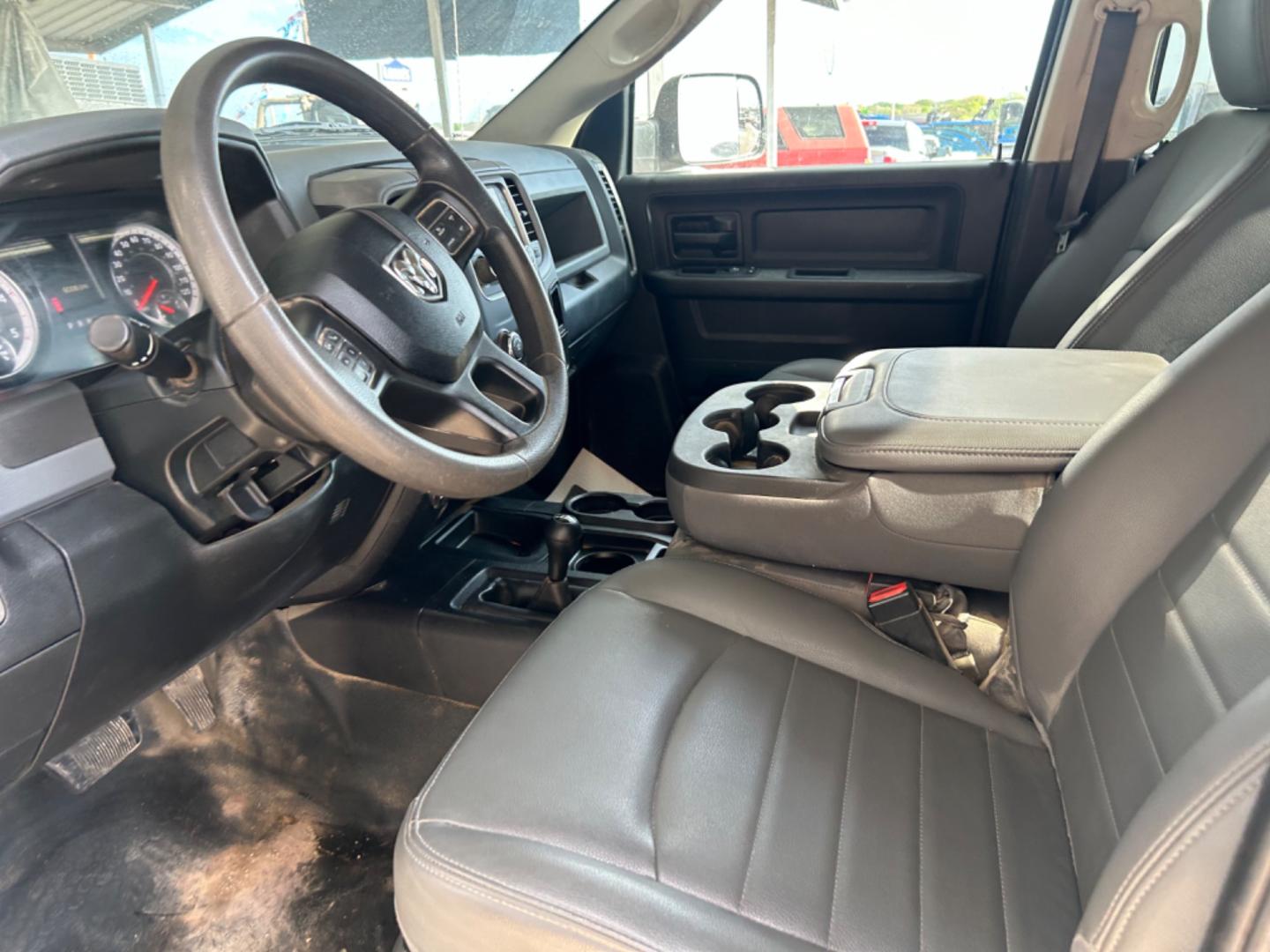 2018 White RAM 2500 (3C6UR5HL2JG) with an 6.7L I6 F OHV 24V engine, Automatic transmission, located at 1687 Business 35 S, New Braunfels, TX, 78130, (830) 625-7159, 29.655487, -98.051491 - Photo#11